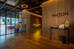 巴塞罗那Hotel Paxton Barcelona的墙上有标牌的餐厅的大堂