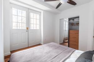 华盛顿Dupont Circle 1BR nr U St Metro Glens Mkt WDC-176的一间卧室配有一张床和吊扇