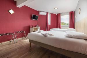 勒布伊阿布里酒店的一间带红色墙壁的卧室和一张带浴缸的浴室