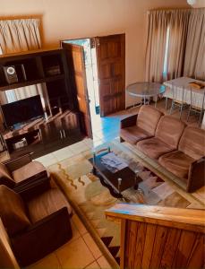 Khutsong Lodge的客厅配有沙发和桌子