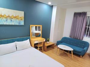 胡志明市SUNNY HOME的一间卧室配有一张床和一张蓝色的沙发