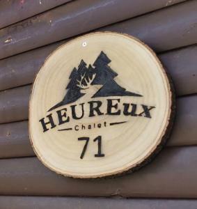 索姆勒兹Chalet HEUREux的传奇的酋长在墙上的标志