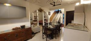 比姆塔尔Alinda House Naukuchiatal by THE GHAUR的厨房以及带桌椅的起居室。