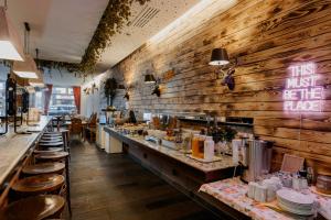 慕尼黑加戈慕尼黑酒店的一间带木墙的餐厅以及一个带凳子的酒吧