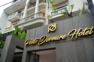 雅加达Posto Dormire Sudirman的大楼上酒店标志