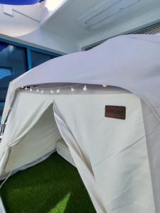 丽水市Yeosu Blueara Premium Pool Villa的中间有标志的白色帐篷