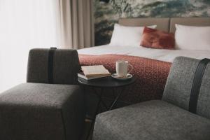 博希尼Hotel Majerca的酒店客房配有一张带桌子和两把椅子的床。