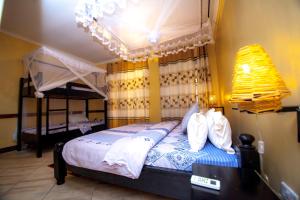 达累斯萨拉姆客及及海滩度假酒店的一间卧室配有一张带天蓬的床
