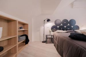 安科纳Loft Fred - by Casêta的一间卧室配有一张黑白墙床