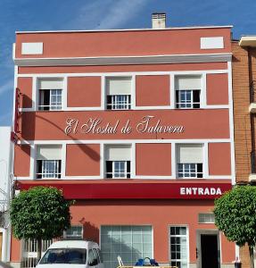 Talavera la Real塔拉韦拉旅馆的一座有书写容忍博物馆标志的建筑