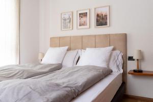 圣卡特琳娜瓦尔夫Chalet Ginepro的卧室配有一张带白色床单和枕头的大床。