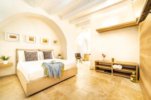圣埃拉莫因科莱Villa Brigida Resort的一间卧室配有一张床和一张书桌