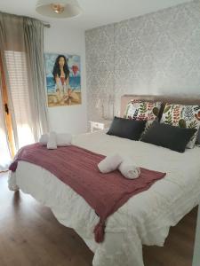 瓜达莱斯特EL ÚNICO apartment with jacuzzi and art的一间卧室配有一张大床和枕头