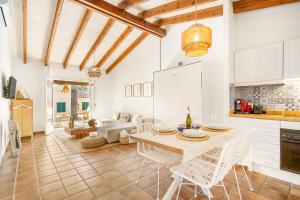 松霍里吉尔Menorca Paradise nº 30的厨房以及带桌椅的起居室。