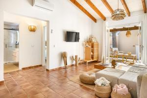 松霍里吉尔Menorca Paradise nº 30的带沙发和电视的客厅