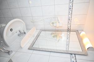 博尔库姆Hotel Passat的一间带卫生间和玻璃淋浴间的浴室