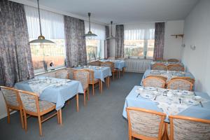 博尔库姆Hotel Passat的用餐室设有桌椅和窗户。