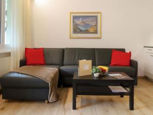 采尔马特Apartment Grillon-4 by Interhome的客厅配有沙发和桌子