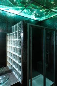 里斯本Lisbon Art Stay Apartments Baixa的一个带玻璃淋浴间的浴室,位于后门