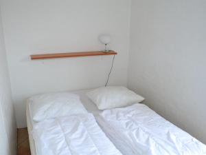 拉科克Apartment Gunnlaug - 500m from the sea in Western Jutland by Interhome的墙上架子的房间的一张床位