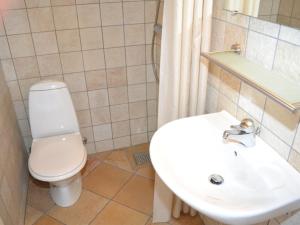 拉科克Apartment Gunnlaug - 500m from the sea in Western Jutland by Interhome的浴室配有白色水槽和卫生间。