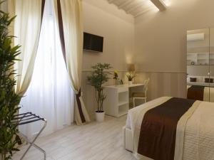 佛罗伦萨Locanda di Mosconi的一间卧室配有一张床,另一间卧室配有书桌