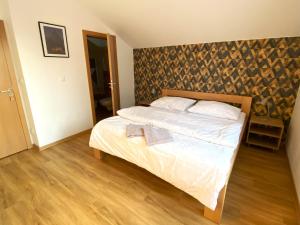 斯塔拉·里斯拉ANSEL Villa的一间卧室配有一张带木制床头板的床