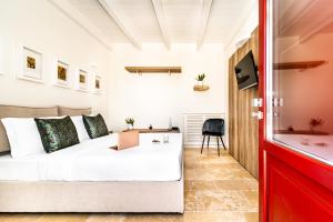 圣埃拉莫因科莱Villa Brigida Resort的一间卧室配有一张床和一张书桌