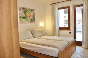 利维尼奥Appartamenti Brunnlein的一个小房间的一个床位,设有窗户