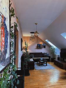 普里什蒂纳KENT Apartments的带沙发和盆栽植物的客厅