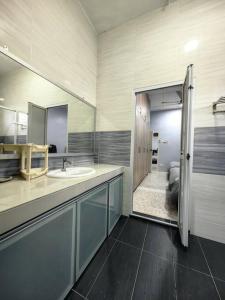 芙蓉Blossom seremban spacious comfy的一间带水槽和镜子的浴室