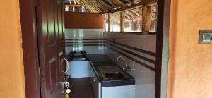 KanthalloorCleveland Resorts Kanthalloor的客房内设有带炉灶和水槽的厨房