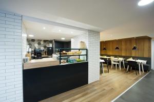 马赛Staycity Aparthotels Marseille Centre Vieux Port的厨房以及带食品柜台的用餐室