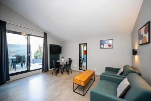 马赛Staycity Aparthotels Marseille Centre Vieux Port的客厅配有沙发和桌子