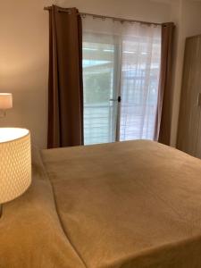 圣特奥多罗昂达玛莉娜酒店的一间卧室设有一张大床和一个窗户。