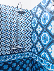 奈梅亨Apartment close to campus的浴室设有蓝色和白色瓷砖淋浴。
