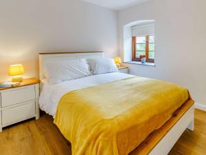 Nantyglo2 bed in Nantyglo 82706的一间卧室配有一张带黄色毯子的大床