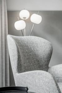 索尔登瑟尔登维多利亚酒店的一间带椅子和灯的房间