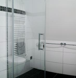 利波瓦拉尼Resort Bobrovník的带淋浴和卫生间的白色浴室