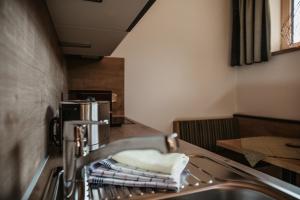索尔登瑟尔登维多利亚酒店的厨房水槽上备有抹布