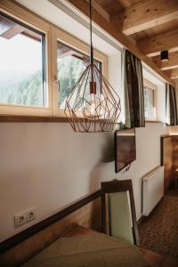 索尔登瑟尔登维多利亚酒店的一间设有桌子、窗户和吊灯的客房