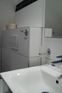 利波瓦拉尼Resort Bobrovník的白色的浴室设有水槽和镜子