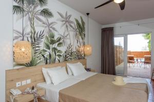 埃亚玛琳娜奈奇多Eurohotel Theo Hotel的卧室配有一张带热带壁画的床铺。