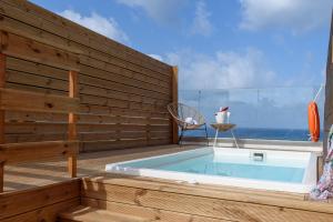 埃亚玛琳娜奈奇多Eurohotel Theo Hotel的一个带按摩浴缸的甲板,享有海景