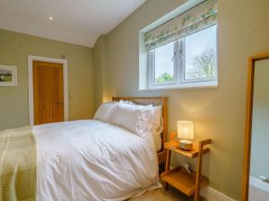 Newby2 bed in Eden Valley 83608的卧室配有白色的床和窗户。