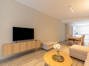 布兰肯贝赫Weststraat 116的客厅设有壁挂式平面电视。