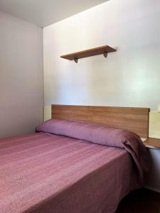 萨拉戈萨Bungalows Zaragoza Camping的一间卧室配有一张大床和紫色毯子