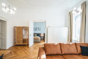德累斯顿TIP! Geräumiges Apartment direkt im Stadtzentrum für 6 Personen的带沙发的客厅和卧室