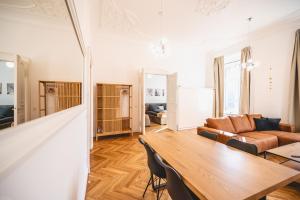 德累斯顿TIP! Geräumiges Apartment direkt im Stadtzentrum für 6 Personen的客厅配有桌子和沙发