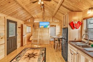 马拉松Cabins at Bonefish Bay的厨房设有木墙和木制天花板。